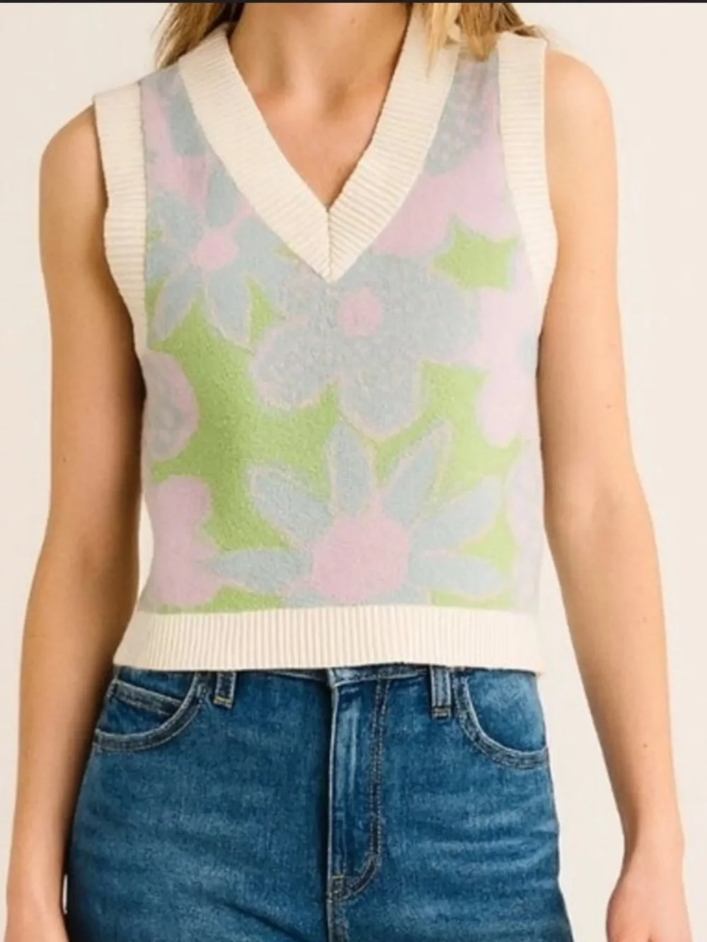 Urban Outfitters Randi pastel floral V-neck cropped knit vest top - Picture 12 of 13